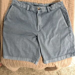 Great looking Vineyard Vines Blue Breaker flat front shorts